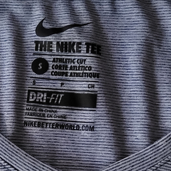The Nike Tee Athletic Cut Dri-Fit. Size S - Picture 4 of 6
